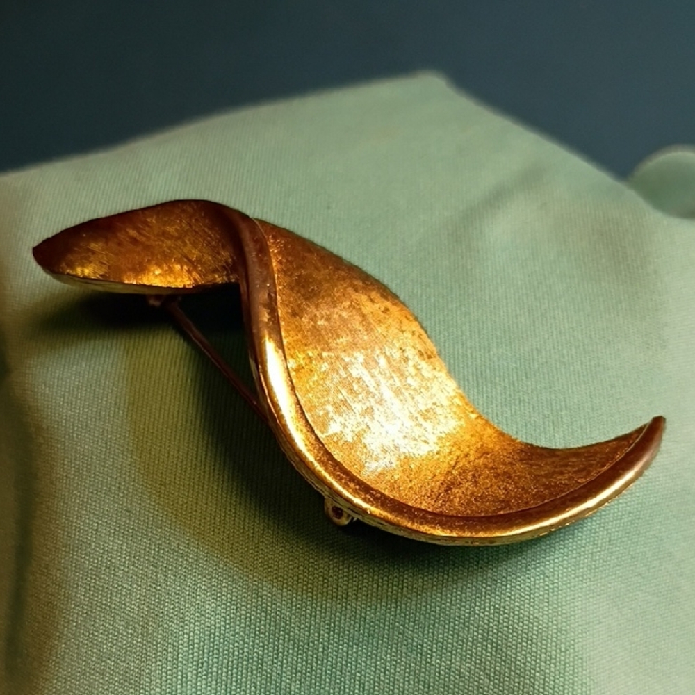 Vintage Gold Tone Metal Brushed Floral/Wave Brooch